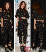 组图：李孝利露脐装看秀 李天熙夫妇秀恩爱