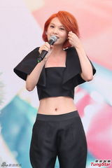 组图：杨丞琳红发抢镜 大秀小蛮腰粉丝饱眼福