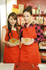 幻灯图：刘心悠、李笼怡美女厨房迎虎年