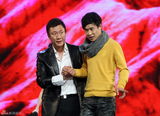 高清：张艺谋登台演小品 小沈阳孙红雷比腕力