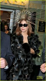 组图：Gaga乘金色马车亮相 别致头饰抢镜十足