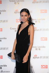 组图：张蓝心手擒大雕包 真空上阵露腿露沟