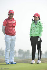 组图：黄奕不理老公炮轰 打高尔夫展笑容