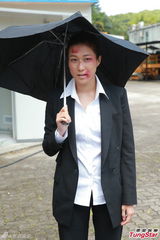 组图：钟嘉欣新剧湿身透底示人 不懂游泳需替身