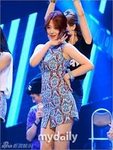 组图：雪莉灿烈主持MCD 金贤重扯衣秀人鱼线