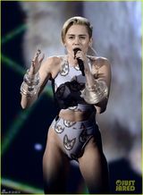 组图：麦莉紧身三角裤献唱 奋力嘶吼表情狰狞