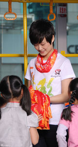 高清图：李宇春为亚运助力 街头做公益成孩子王