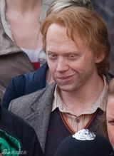 幻灯图：《哈利波特7》片场照 哈利赫敏车站相遇