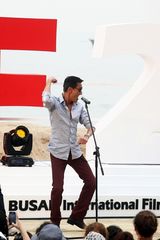 组图：梁家辉跳马舞赚人气 郭富城卖萌宣传《寒战》