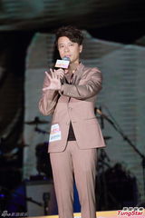 组图：吴雨霏唱失恋歌 许志安称郑秀文难讨好