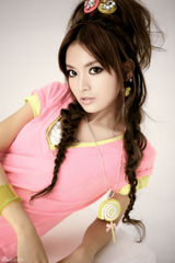 组图：叶熙祺粉红纯美写真 清新脱俗显露小性感