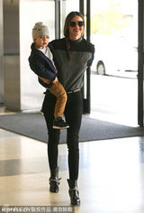 组图：米兰达现身机场 爱子对镜头抛媚眼