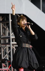 组图：郑秀文上海亮相卡通外套个性十足