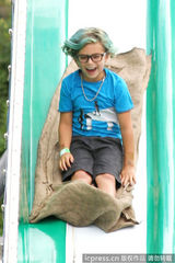 组图：史蒂芬妮携两潮仔游园 祖玛化身贪吃蜘蛛侠