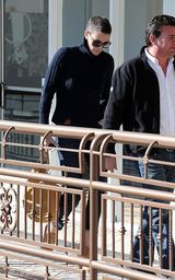 组图：查理兹-塞隆穿深蓝毛衣带黑超酷帅街拍