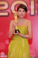 组图：黄智雯和梁烈唯获飞跃艺人奖亲吻奖杯