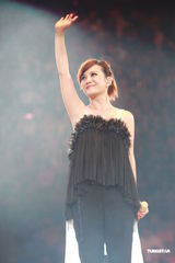 组图：梁静茹银白短裙开唱 送亲笔签名纸飞机