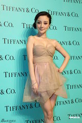 组图：安以轩秀美背李承铉护花 吴佩慈李小璐拼美胸