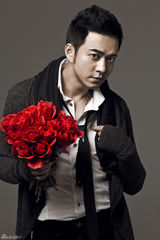 组图：杨奇鸣情人节写真手捧玫瑰绅士范