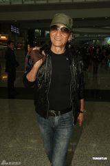 组图：谢霆锋全家旅游回港 谢贤笑对恶疾传闻