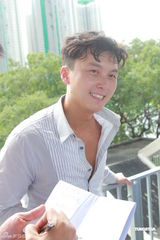 组图：王浩信跳桥戏惊心动魄 森美以一敌十秀功夫