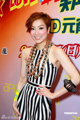 幻灯图：郑秀文大尺度秀美背 盼虎年得爱情滋润