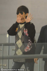 组图：李宇春机场引骚乱 遭粉丝围堵水泄不通