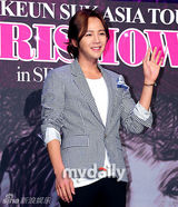 组图：张根硕将亚洲巡演 出席活动献飞吻