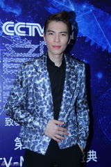 组图：音乐盛典后台群星秀奖杯