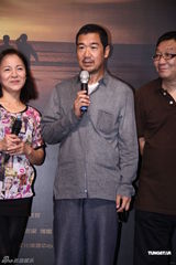 组图：张国立宣传《原乡》 与女演员避嫌