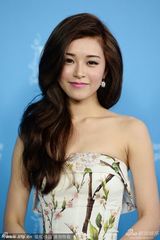 组图：文咏珊山水图案抹胸连身裙亮相柏林