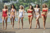 组图：英国小姐众佳丽拍写真 穿比基尼海滩戏水
