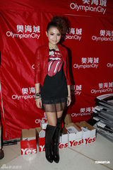 组图：郑伊健出席跨年活动 现场激情献唱热舞