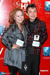 幻灯图：《人间喜剧》首映 杜汶泽王祖蓝造型搞怪