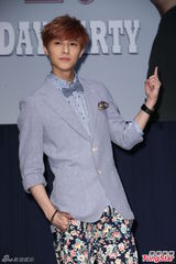 组图：JPM王子撇绯闻女友杨丞琳提前庆生