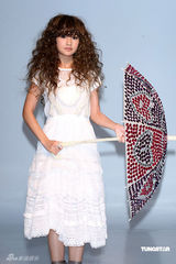 幻灯图集：杨丞琳长卷发似洋娃娃 白蕾丝裙可爱