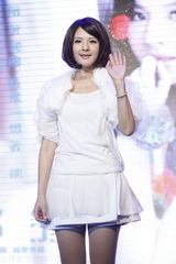 组图：郭静摆桃花阵玩招亲 获赠天后级专属麦克