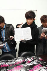 高清组图：LOLLIPOP F秀肌肉 新书男孩变男人