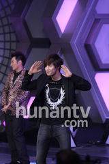 组图：金贤重录制《大本营》 搞怪卖萌惹粉丝尖叫