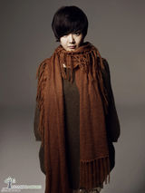 高清组图：文根英短发写真 秋装显成熟中性魅力