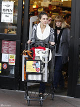 高清图：杰西卡-阿尔芭街拍条纹毛衣搭配牛仔裤