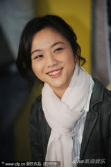 幻灯图集：汤唯纯情掩耳娇笑 灰色外套配白围巾