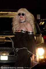 组图：Lady Gaga超低胸裙露半乳性感出街