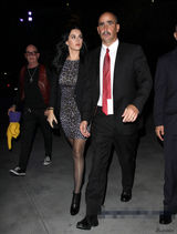 组图：凯蒂-佩里紧身豹纹裙看NBA 高举双手兴奋助威