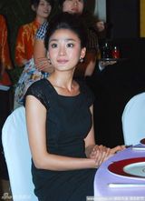 幻灯图：林心如甜笑展酒窝 笑称想做前台小姐