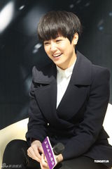 组图：何韵诗反串《贾宝玉》 导演赞扮相媲美林青霞