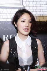 杨千嬅[1/12]组图:杨千嬅<em>白衬衣透出</em>黑<em>胸罩</em> 笑谈