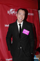 组图：陈法拉优雅短裙秀美腿 相偕谢天华迎新年