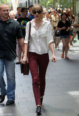 组图：泰勒-斯威夫特穿白衬衫配长裤轻松购物