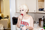 组图：GaGa写真变白发魔女 轻咬草莓气质魅惑